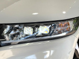 【LEDヘッドライト】悪天候や夜間走行時も良好な視界を確保し安心して運転できる高輝度LEDヘッドライトを装備!点灯速度が早く、消費電力も抑えられています。