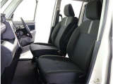 高いホールド性で運転姿勢が安定します。長距離ドライブでも疲れにくいのが魅力です。快適なドライビングライフをお送りください♪