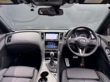 NISMO専用ステアリングや赤いセンターマーク、アルミペダルを装備した、運転に集中できるコックピット。質感の高い素材が贅沢な空間を演出します。