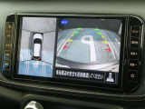 空の上から見下ろすように車の全周囲が表示されるアラウンドビューモニター☆駐車が得意になるとお出掛けも楽しくなります♪