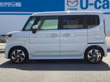狭い駐車場でも隣を気にせず開け閉めできるスライドドアと、乗り降りしやすい低床設計を採用。見晴らしの良い視界と取り回しやすいサイズ感で、日々の買い物や送迎など市街地の移動に重宝する実用的な仕様です。