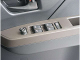 【パワーウインドゥマスタースイッチ】運転席より助手席やリヤドアガラスの開閉が出来るので便利ですね!運転席以外のウインドロック機能も付いています。