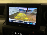 リバースギアに入れるだけで後方の表示へ切り替わります。夜間や雨の日の駐車も楽になりますよ。