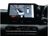 パノラミックビューモニター装備!サイドクリアランスビュー/コーナリングビュー・車両に取り付けたフロント、サイド、バックカメラの映像を合成して画面上に表示させ、車両をうしろ上空から見たような映像を表示。
