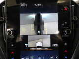 左右のサイドカメラ映像を同時に表示し、車両周囲の死角をしっかりカバー。狭い道や駐車時の接触リスクを減らし、安心して操作できる視界を確保します。