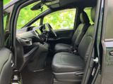 運転席からの視界は広く、運転操作もスムーズ。快適なドライビングをサポートする、こだわりの空間です。上質な時間を過ごせます。