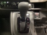 CVT車のセレクトレバーです。低速から高速まで、変速ショックのないスムーズな走りと、エンジン効率のよい領域を維持して燃費にも貢献します。サイドブレーキはスイッチ操作の電子制御パーキングブレーキです。