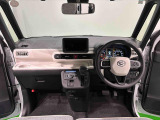 明るいコーディネートカラーに包まれた運転席空間。フロントガラス面積や位置取りが良く、Aピラーの内装色や形状にこだわることで前方・右前・左前方向の視認性がいいですよ!