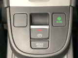 セレクトレバーの下に電子制御パーキングブレーキがあります。スイッチひとつで、停車した地点の傾斜などをシステムが検知・判断してブレーキ力を自動的に制御し、しっかり停車できるパーキングシステムです。
