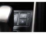 【シートヒーター】 寒い日はすぐにあたたかくなるシートヒーターは重宝します。暖房を控えめにすることで燃費の向上にもなります。車内の空気が汚れたり乾燥したりする心配も減ります。