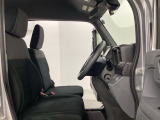 座面も厚みがあり背もたれも高く、広い足元にゆったり座れるシートです。運転席と助手席の間が空いている為、助手席側への移動がスムーズです。交通量の多い道でも助手席側から乗り降りができます。