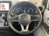 握りやすいステアリングは、運転の楽しさを向上させます。オーディオやハンズフリー通話の操作も可能。快適なドライビングをサポートします。