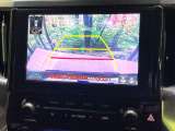 【バックカメラ】駐車時に後方がリアルタイム映像で確認できます。大型商業施設や立体駐車場での駐車時や、夜間のバック時に大活躍!運転スキルに関わらず、今や必須となった装備のひとつです!