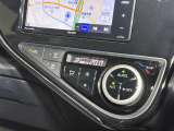 【オートエアコン】「AUTO」スイッチを押すだけで、冷暖房の切り替えや風量、吹き出し口の調整などを自動で行います。