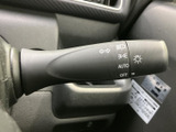 操作しやすい位置に配置されたウインカーレバー。スムーズな操作で、安全な車線変更をサポートし、周囲への意思表示を確実に行えます。