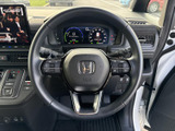 手に馴染むステアリングで、快適なドライビングを実現。操作性にも優れ、運転の楽しさを向上させます。握りやすく、疲れにくい設計です。