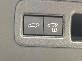 【パワーバックドア】スマートキーや運転席のボタンを押すだけでリアゲートが自動で開閉します!荷物を持っている時や、高い位置にあるバックドアを閉める際に便利な機能です♪