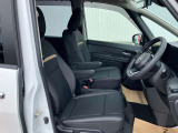 ゆったり座れる運転席シート、状態も良好です!!!