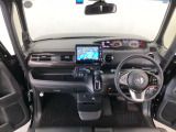 【前方視界】開放的な前方視界!運転がしやすく疲れにくいです♪窓が大きく、見通しがとっても良いおクルマですよ♪