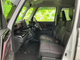落ち着いた雰囲気の室内空間。運転に集中できるシンプルなデザインです。ステアリング操作もスムーズに行えます。