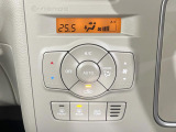 【オートエアコン】一度お好みの温度に設定すれば、車内の温度を検知し風量や温度を自動で調整。暑い&hellip;寒い&hellip;と何度もスイッチ操作をする必要はありません。快適な車内空間には必須の機能ですね♪