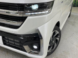 【LEDヘッドライト】悪天候や夜間走行時も良好な視界を確保し安心して運転できる高輝度LEDヘッドライトを装備!点灯速度が早く、消費電力も抑えられています。