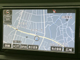 見やすい地図表示で、初めての道も安心。スムーズなルート案内で、目的地までストレスなく到着できます。ドライブの安全をサポートします。
