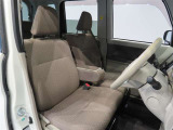 高いホールド性で運転姿勢が安定します。長距離ドライブでも疲れにくいのが魅力です。快適なドライビングライフをお送りください♪