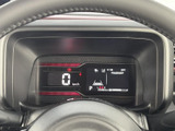 視認性の高いメーターが、運転に必要な情報を分かりやすく伝えます。明るくクリアな表示で、安全運転をサポートします。洗練されたデザインも特徴です。