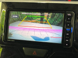 【バックカメラ】駐車時に後方がリアルタイム映像で確認できます。大型商業施設や立体駐車場での駐車時や、夜間のバック時に大活躍!運転スキルに関わらず、今や必須となった装備のひとつです!