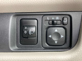 電動格納式ドアミラーです。ボタン一つで、ミラーの開閉が出来ます。すれ違いの時や、パーキングの時にこすりにくくなります!