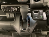 CVT車のセレクトレバーです。低速から高速まで、変速ショックのないスムーズな走りと、エンジン効率のよい領域を維持して燃費にも貢献します。サイドブレーキはスイッチ操作の電子制御パーキングブレーキです。