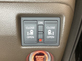 リアドアは乗り降りに便利な両側電動スライドドアです。また運転席に座っていながらスイッチ操作で自在にスライドドアを開け閉めできます。