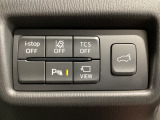 運転席脇のクラスタースイッチ部分にはカメラ切り替えスイッチ、パーキングセンサー、その他走行系スイッチを集中配置しております。