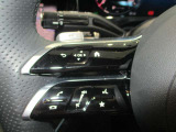 ハンドルスイッチ(左)は、運転中に手を離さずナビ画面を安全に操作できます。