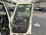 広々とした室内空間を実現。ゆったりと座れるシートで、快適なドライブを楽しめます。落ち着いた色合いのインテリアも魅力です。
