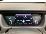 デジタル表示のスピードメーターとタコメーター、燃費やオドメーターなどの表示の他に、ホンダセンシング機能などの表示もできる多機能なマルチインフォメーション・ディスプレイです。