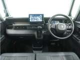 ◆インテリアパネル◆視界広々で非常に運転しやすくロングドライブでも疲れを感じさせないすっきりとまとまったインパネ周りです。
