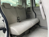 後席もゆったりとくつろげる空間。長距離移動でも疲れにくい設計です。同乗者の方も快適にお過ごしいただけます。