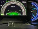 視認性に優れたメーターを採用しており、走行中でも車速や情報が分かりやすく表示されます。運転時の視線移動をむりのない範囲に抑え、快適で安心感のあるドライブをサポートします。