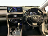 運転席周りのレイアウトをご覧ください。ナビゲーションが綺麗に装着されすっきり収まってますね!