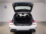 BMWではスペアタイヤが非搭載となるため、スペースは拡大されており、収納スペースとして利用可能。トランクの下にも収納スペースがあり、意外と役に立つスペースでございます。
