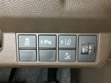ハンドルの右側にはヘットライトリベライザーとHondaセンシング用のメインスイッチがついています。ヘッドライトリベライザーは道路状況や積荷の加重に応じてライトの高さを調節できます。