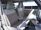 【清潔感のある運転席&助手席】隅々までクリーニングの行き届いた運転席&助手席。目立ったシミや汚れ等もございません。