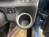 運転席・助手席には純正ドリンクホルダーが装備されています♪