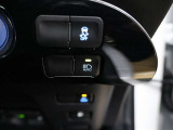 【オートマチックハイビーム】対向車のヘッドランプなどの周囲の明るさをカメラで検知し、ハイビームとロービームを自動で切り替えることによって、最適な夜間視界の確保と夜間歩行者の早期発見にも寄与。