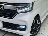 【LEDヘッドライト】悪天候や夜間走行時も良好な視界を確保し安心して運転できる高輝度LEDヘッドライトを装備!点灯速度が早く、消費電力も抑えられています。