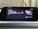 カメラが車線を認識してはみ出しそうになるとステアリングアシストが介入するレーン・キープ・アシストシステムを装備しております。お好みで作動・非作動の設定も可能です。
