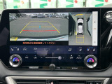 【パノラミックビューモニター】クルマを真上から見下ろした視点で駐車をサポートします!クルマの斜め後ろや真横など、いち早く障害物に気が付くことができます。