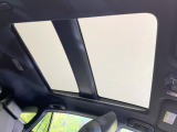 【調光パノラマルーフ】車内の解放感が一気に上がる大型パノラマルーフに調光機能がプラス!日差しが強い時、シェードを閉めなくてもガラスの透明度を調整することで心地よい明るさに♪